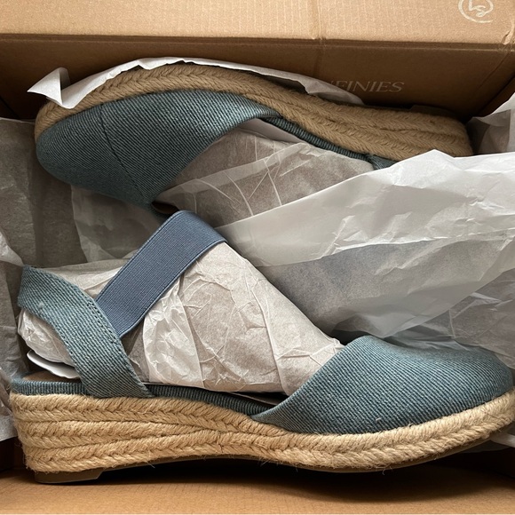 NWB Life Stride Kimmie Espadrille sandals. Size 6W. Denim Blue. - Picture 8 of 10